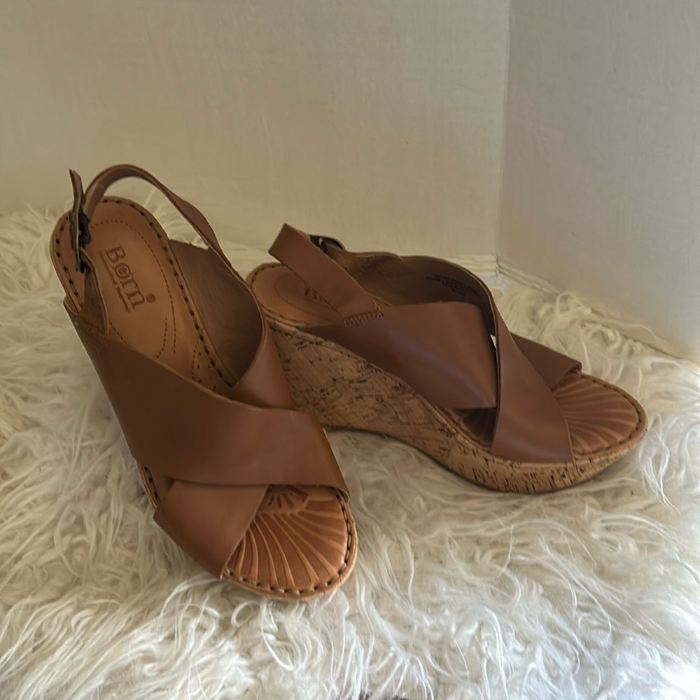 Womens leather/ cork platform sandal by top brand BORN Size 6